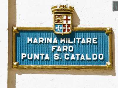 Alla base della torre � affissa una targa della Marina, che ci d� il benvenuto all�interno della costruzione